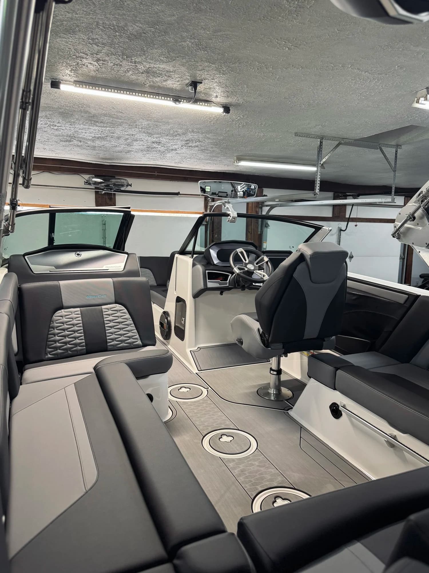 Wake boat cockpit and seating, detailed